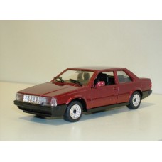 Volvo 780 Bertone rood met. Polistil 1:43