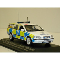 Volvo V70 2000 Hertfordshire Traffic Patrol politie Minichamps 1:43