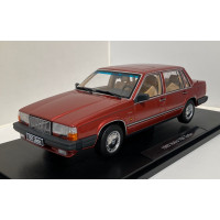 Volvo 760 Turbo 1985 1:18 donker rood metallic Triple 9