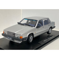 Volvo 760 Turbo 1985 1:18 zilver grijs metallic Triple 9
