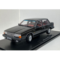 Volvo 760 Turbo 1985 1:18 zwart Triple 9