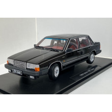 Volvo 760 Turbo 1985 1:18 zwart Triple 9